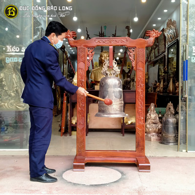 Chuông Đồng 40kg Treo Giá Gỗ Lim Đục Hoa Văn