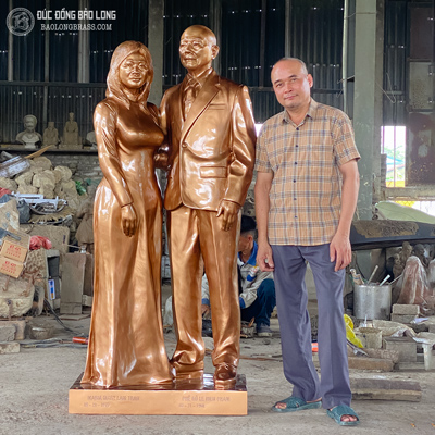 Tượng Chân Dung Đứng Toàn Thân Tỉ Lệ 1:1 Cao 1m85 Bằng Đồng Đỏ Cho Cô Chú Tại Tp. HCM