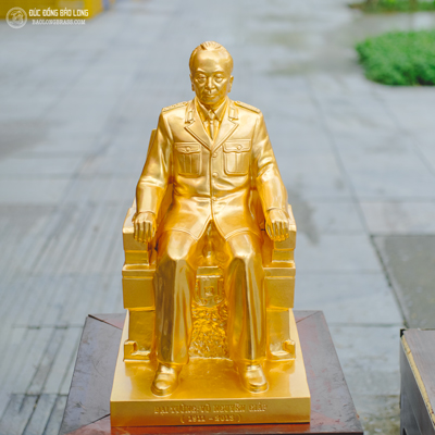 Tượng Đại Tướng Võ Nguyên Giáp Bằng Đồng Đỏ Ngồi Ghế Dát Vàng 9999 Cao 48Cm