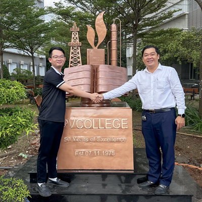 Đúc Mô Hình Biểu Tượng Bằng Đồng Đỏ Cao 2m2 Cho Trường Cao Đẳng Dầu Khí 