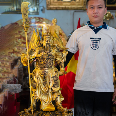 Tượng Quan Công 5 Lá Cờ Dáng Đứng Bằng Đồng Vàng Cao 85Cm