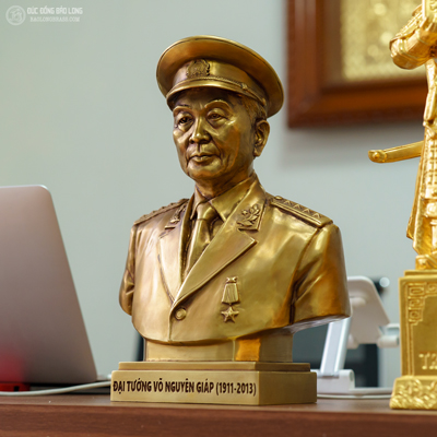 Tượng Đại tướng Võ Nguyên Giáp Bằng Đồng Vàng Cao 30Cm Màu Trầm Cổ